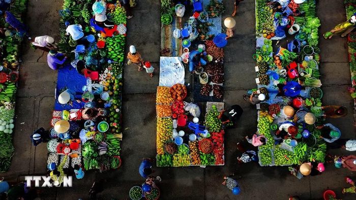 Những phiên chợ dân dã như chợ “chồm hổm” vẫn có chỗ đứng riêng nhờ sự gần gũi, linh hoạt và mối liên hệ trực tiếp giữa người bán với người mua. (Ảnh: Duy Khương/TTXVN)