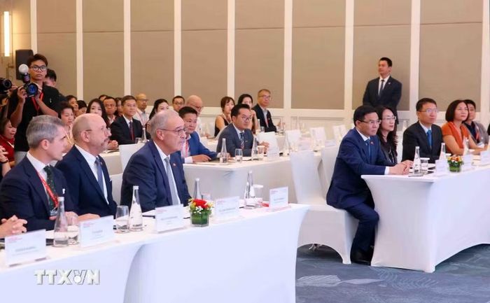 Tổng thống Liên bang Thụy Sĩ Guy Parmelin và các đại biểu tham dự Diễn đàn. (Ảnh: Phạm Kiên/TTXVN)