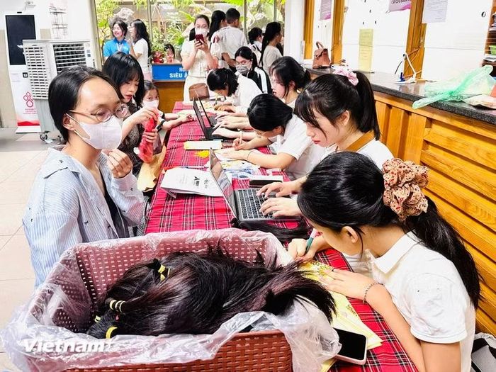 Nhiều người đến hiến tóc tại Ngày hội hiến tóc - Trạm tóc ước mơ 2026. (Ảnh: T.G/Vietnam+)
