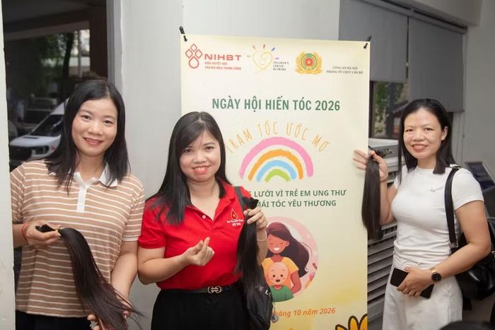 Những người trẻ hào hứng tham gia hiến tóc tại Ngày hội. (Ảnh: PV/Vietnam+)