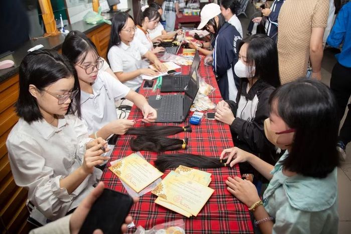 Từ những lọn tóc buộc chun vàng ấy, các bệnh nhi và những người phụ nữ đang điều trị ung thư lại có mái tóc để tự tin bước ra ngoài. (Ảnh: PV/Vietnam+)
