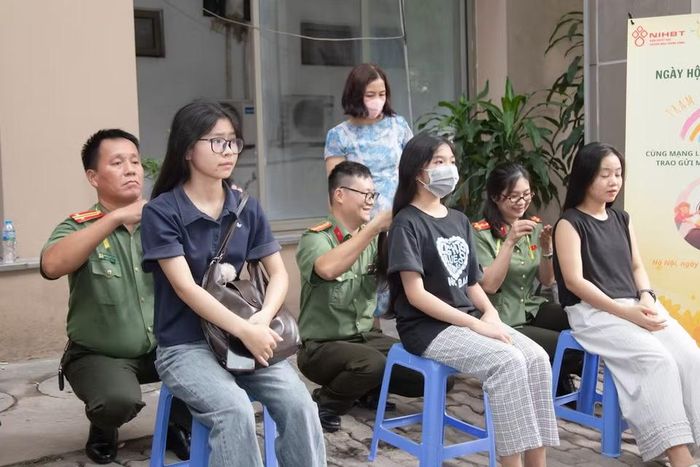 Rất nhiều bạn trẻ đến hiến tóc. (Ảnh: PV/Vietnam+)