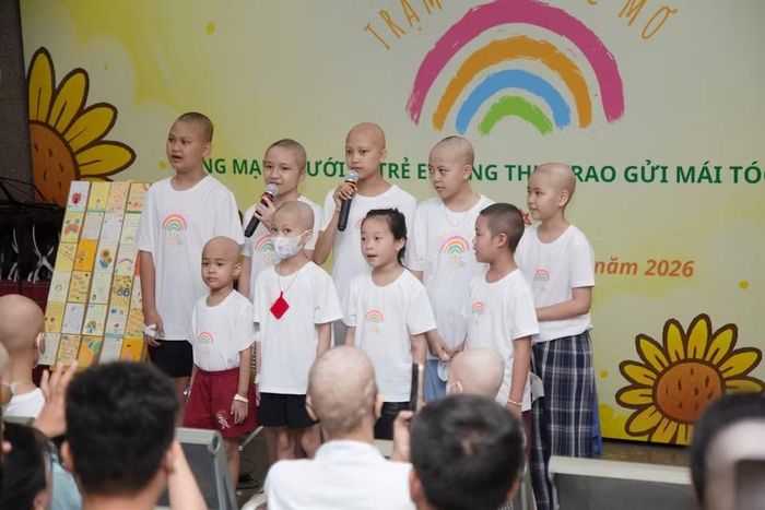 Mỗi mái tóc trao đi không chỉ là lời động viên, mà còn là sự sẻ chia thiết thực, giúp người bệnh ung thư tự tin về diện mạo và vững vàng hơn trên hành trình vượt qua thử thách. (Ảnh: PV/Vietnam+)
