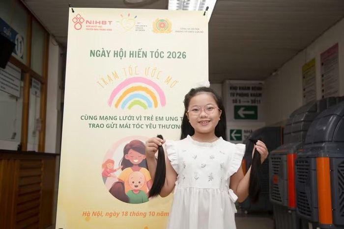 Một bé gái đã hiến tóc tại Ngày hội. (Ảnh: PV/Vietnam+)