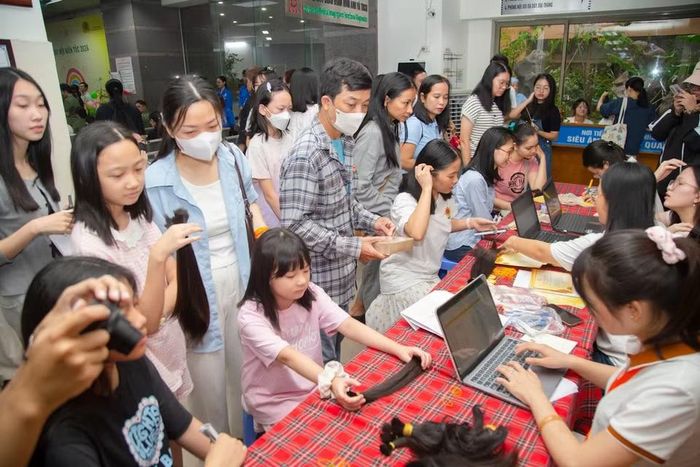 Hơn 1.000 người đã tìm đến trong ngày. (Ảnh: PV/Vietnam+)