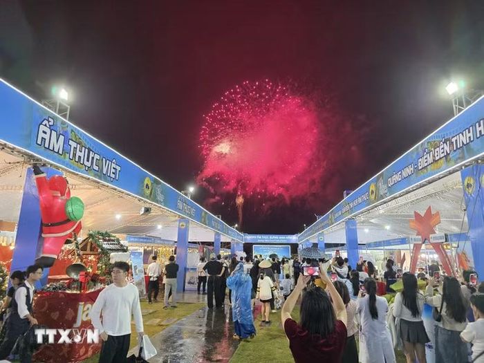 Nhân dân, du khách chiêm ngưỡng màn bắn pháo hoa bên bờ Di sản khi tham gia Liên hoan Ẩm thực năm 2025. (Ảnh: Thanh Vân/TTXVN)