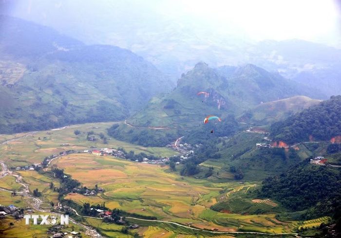 Khi bay dù lượn trên cao, du khách có thể ngắm nhìn toàn cảnh thung lũng Lìm Mông và những thửa ruộng bậc thang tuyệt đẹp ở Lào Cai. (Ảnh: Phạm Hậu/TTXVN)