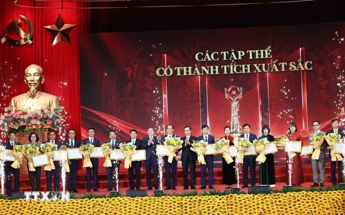 Ban Tổ chức trao giải Các tác tập thể có thành tích xuất sắc. (Ảnh: Phương Hoa/TTXVN)