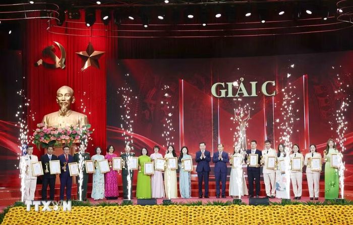 Các tác giả, nhóm tác giả nhận Giải C Cuộc thi. (Ảnh: Phương Hoa/TTXVN)