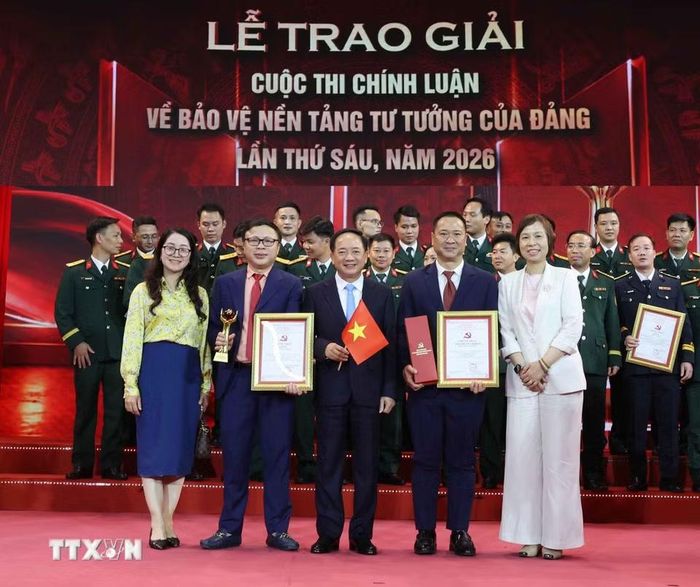 Đồng chí Trịnh Văn Quyết, Ủy viên Bộ Chính trị, Bí thư Trung ương Đảng, Trưởng Ban Tuyên giáo Trung ương và đồng chí Vũ Việt Trang, Uỷ viên Ban Thường vụ Đảng uỷ các cơ quan Đảng Trung ương, Bí thư Đảng uỷ, Tổng giám đốc TTXVN, Phó trưởng Ban Tuyên giáo Trung ương cùng các tác giả đoạt giải của đơn vị Thông tấn xã Việt Nam. (Ảnh: Phương Hoa/TTXVN)
