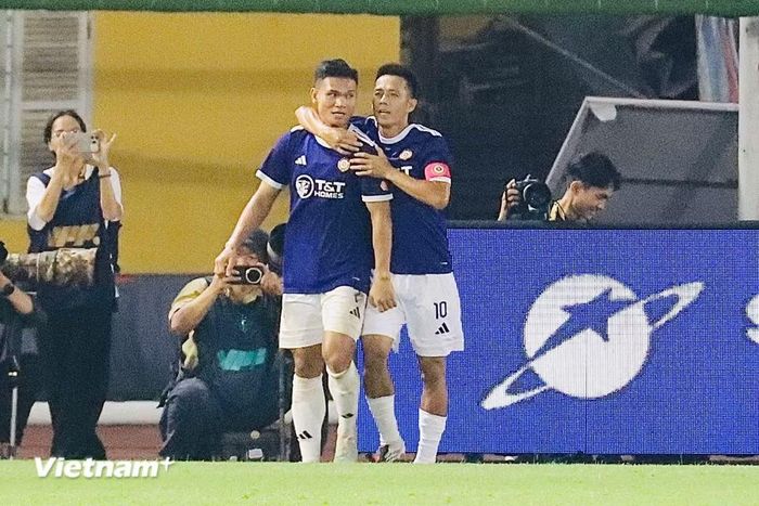 Phút thứ 18, Xuân Mạnh (trái) đưa Hà Nội FC vượt lên dẫn trước với pha dứt điểm cận thành chuẩn xác. (Ảnh: Việt Anh/Vietnam+)