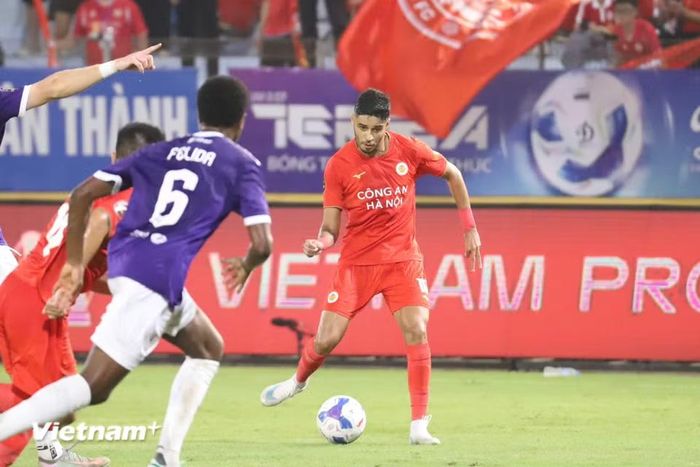 Hàng thủ của Hà Nội FC vẫn đứng vững trước sức ép của đội chủ nhà trong 45 phút thi đấu đầu tiên. (Ảnh: Việt Anh/Vietnam+)