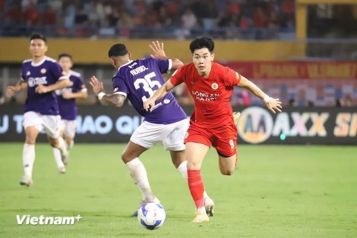 Đình Bắc và các đồng đội nỗ lực đẩy cao đội hình để tìm kiếm bàn thắng thứ hai. (Ảnh: Việt Anh/Vietnam+)
