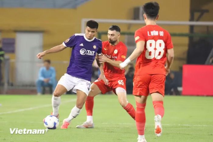 Tuy nhiên chỉ 3 phút sau, đội bóng áo tím một lần nữa vượt lên dẫn trước với pha lập công của tiền đạo Văn Tùng. (Ảnh: Việt Anh/Vietnam+)