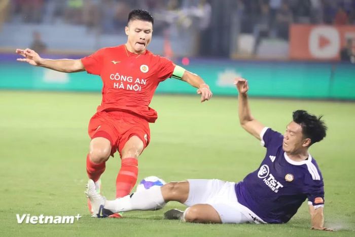 Dù trong bất kỳ hoàn cảnh nào, trận 'derby Thủ đô' cũng diễn ra nóng bỏng và quyết liệt. (Ảnh: Việt Anh/Vietnam+)