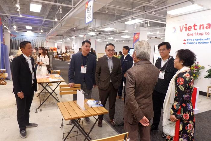 Khu gian hàng Quốc gia Việt Nam tạo điều kiện thuận lợi tối đa để các nhà nhập khẩu, phân phối, bán lẻ và các nhà thiết kế quốc tế tiếp cận, tìm hiểu năng lực cung ứng của doanh nghiệp Việt. (Ảnh: BCT/Vietnam+)
