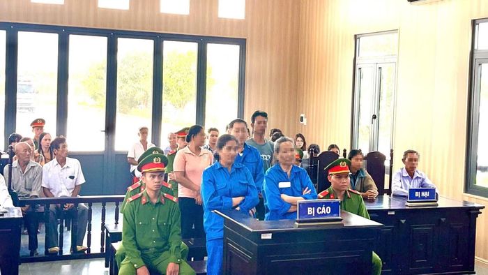 Tòa án nhân dân khu vực 8 – Cần Thơ mở phiên tòa xét xử và tuyên phạt 5 bị cáo về tội "Mua bán người dưới 16 tuổi". Theo đó, các bị cáo này đã đưa một bé gái 14 tuổi sang Trung Quốc ép lấy chồng để nhận tiền công. Ảnh: TTXVN phát
