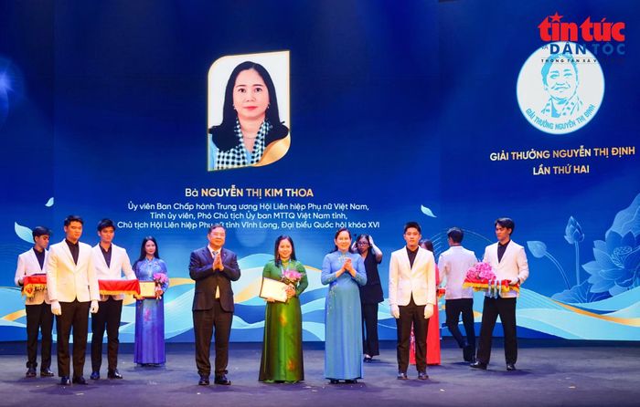 Bà Nguyễn Thị Kim Thoa, Phó Chủ tịch Ủy ban Mặt trận Tổ quốc Việt Nam tỉnh, Chủ tịch Hội LHPN tỉnh Vĩnh Long, Đại biểu Quốc hội khóa XVI vinh dự nhận Giải thưởng Nguyễn Thị Định năm 2026.