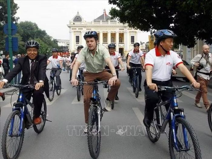 Thái tử kế vị Vương quốc Đan Mạch Frederik tham gia đi xe đạp trên các đường phố Hà Nội để hưởng ứng các hoạt động ứng phó với biến đổi khí hậu, do Bộ Tài nguyên và Môi trường phối hợp với Đại sứ quán Đan Mạch tại Việt Nam tổ chức, chiều 29/11/2011. Ảnh tư liệu: Doãn Tấn/TTXVN
