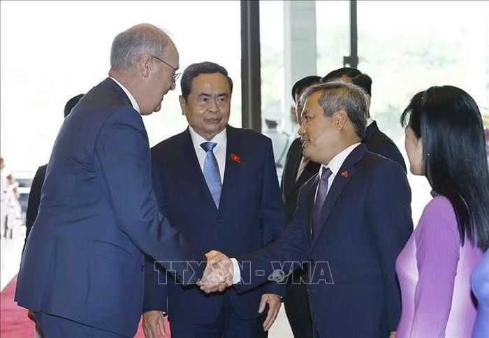Chủ tịch Quốc hội Trần Thanh Mẫn và đoàn đại biểu Việt Nam đón Tổng thống Thụy Sĩ Guy Parmelin. Ảnh: Doãn Tấn/TTXVN