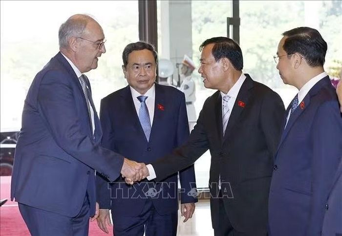 Chủ tịch Quốc hội Trần Thanh Mẫn và đoàn đại biểu Việt Nam đón Tổng thống Thụy Sĩ Guy Parmelin. Ảnh: Doãn Tấn/TTXVN