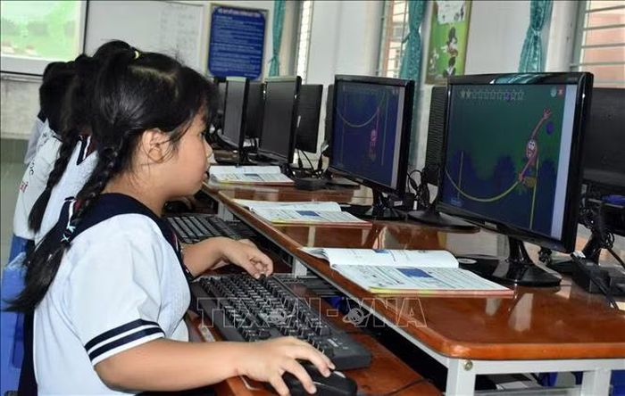 Tiết học Tin học của học sinh Trường Tiểu học Tân Sơn Nhì (TP Hồ Chí Minh) - một trong những trường đang triển khai mô hình trường học tiên tiến. Ảnh: Thu Hoài/TTXVN