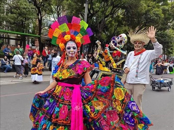 Các nghệ sĩ trong trang phục hóa trang đặc trưng của lễ hội Día de Muertos tham gia diễu hành trên đường phố Mexico City.