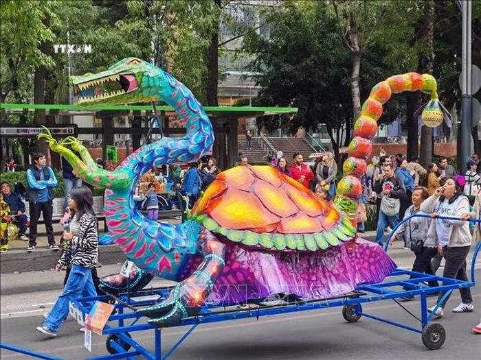 Mô hình Alebrijes với hình dáng kỳ lạ và màu sắc tương phản góp phần tạo nên nét đặc sắc cho lễ hội đường phố tại thủ đô Mexico.