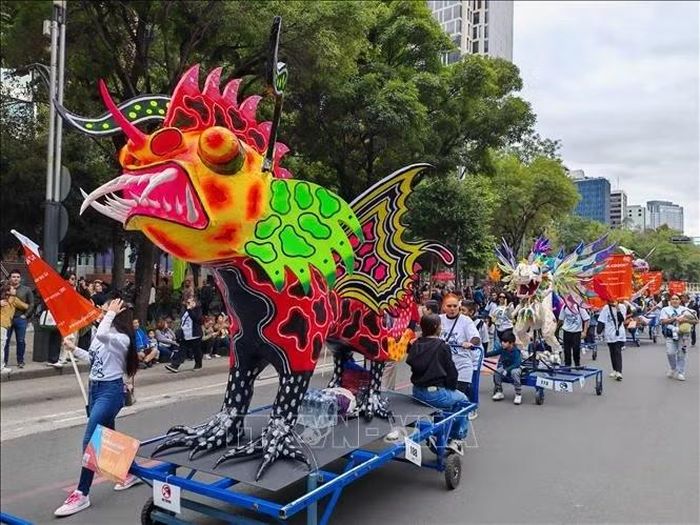 Các mô hình Alebrijes được trang trí bằng những họa tiết cầu kỳ, thể hiện trí tưởng tượng phong phú và kỹ thuật thủ công của các nghệ nhân Mexico.