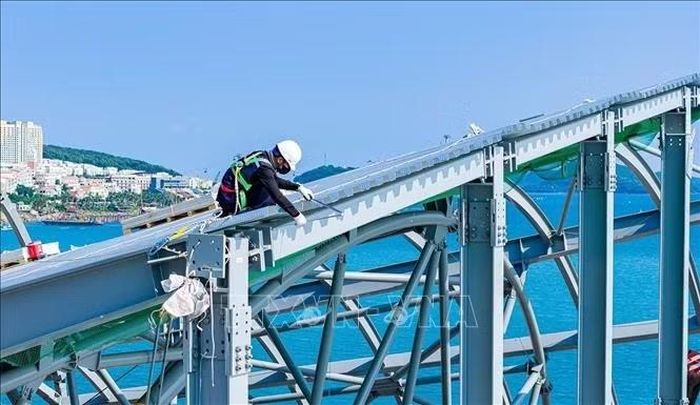 Công nhân thi công cụm dự án Tổ hợp đa chức năng APEC trên đảo Phú Quốc (An Giang). Ảnh: TTXVN phát