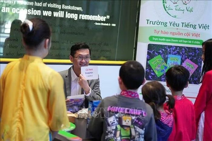 Các em nhỏ thử sức với tiếng Việt trước khi chương trình văn nghệ diễn ra. Ảnh: Lê Đạt/PV TTXVN tại Australia