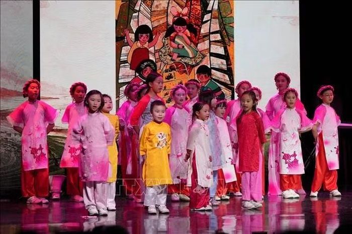 Liên khúc thiếu nhi dân ca Nam Bộ do các em nhỏ thuộc Trường Yêu Tiếng Việt, Trường Vietnamese School Inner West và Trường Vietschool biểu diễn. Ảnh: Lê Đạt/PV TTXVN tại Australia