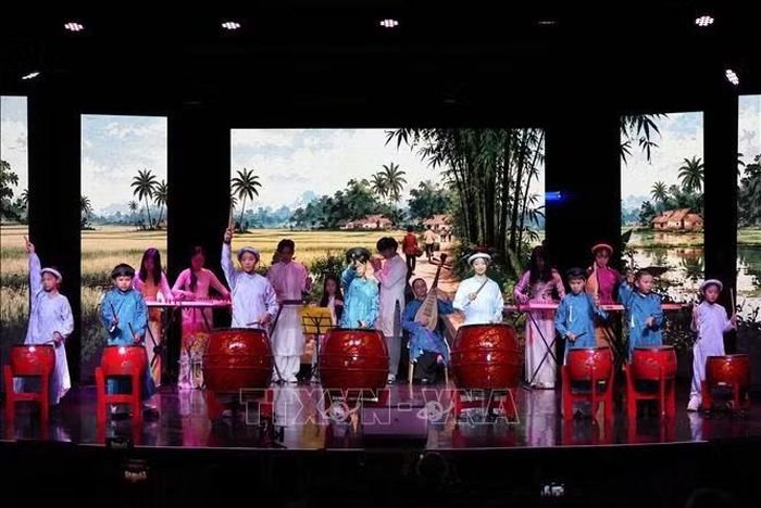 Màn biểu diễn trống của các em nhỏ trong nhóm VDrum Kids và Ban nhạc VietSoul biểu diễn. Ảnh: Lê Đạt/PV TTXVN tại Australia