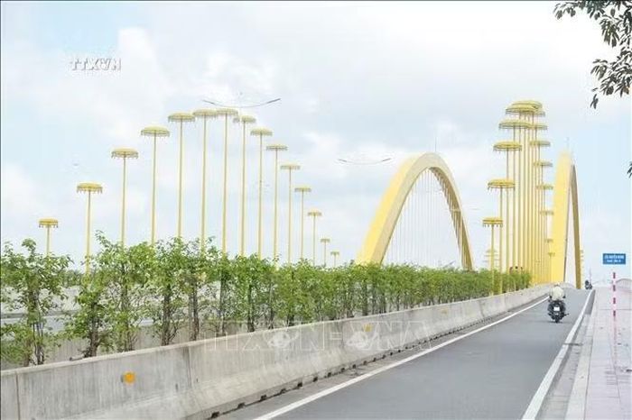 Những chiếc lọng được trang trí trên cầu Nguyễn Hoàng, bắc qua sông Hương, thành phố Huế để tăng sự trang trọng, quý phái.