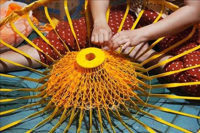 Phần lớn các công đoạn làm lọng ở thành phố Huế, được thực hiện bằng thủ công.