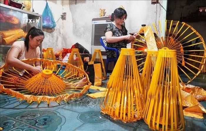 Làm lọng bằng thủ công tại một cơ sở trên đường Bùi Thị Xuân, phường Thuận Hóa, thành phố Huế.