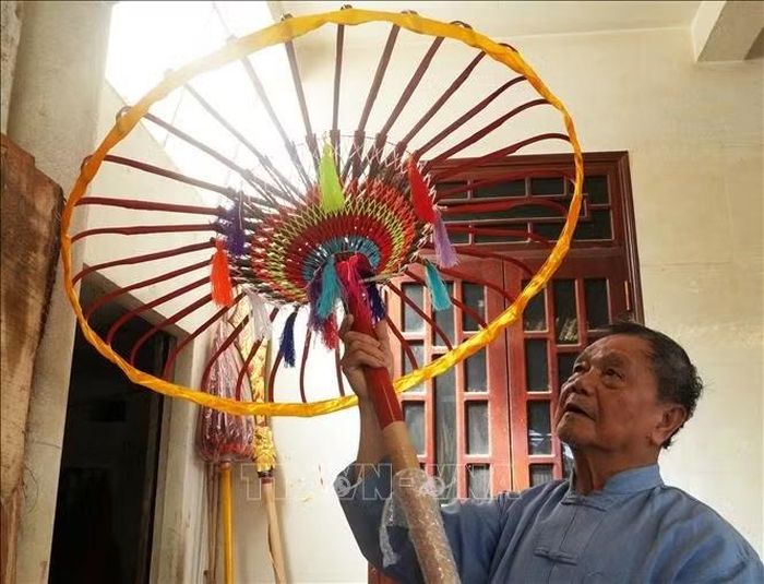 Nghệ nhân nhân dân Hoàng Ngọc Tuyên, phường Thuận Hóa, thành phố Huế là người làm, duy trì nghề làm lọng truyền thống suốt gần 40 năm qua.