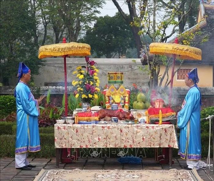 Hai chiếc lọng được đặt hai bên bàn thờ trong Lễ dựng cây nêu vào dịp Tết Nguyên đán, trong Đại Nội Huế, để tăng sự tôn nghiêm.