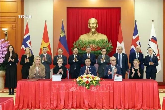 Tổng Bí thư, Chủ tịch nước Tô Lâm và các đại biểu chứng kiến Lễ ký kết Hiệp định Thương mại tự do Việt Nam - EFTA (VEFTA). Ảnh: Thống Nhất/TTXVN