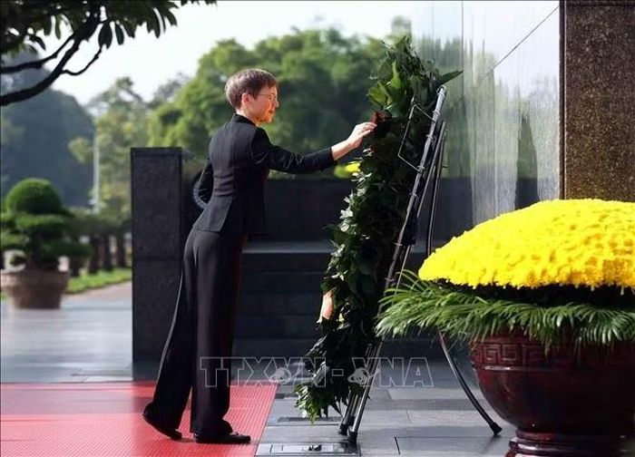 Thủ tướng Công quốc Liechtenstein Brigitte Haas đặt vòng hoa viếng Chủ tịch Hồ Chí Minh. Ảnh: An Đăng/TTXVN