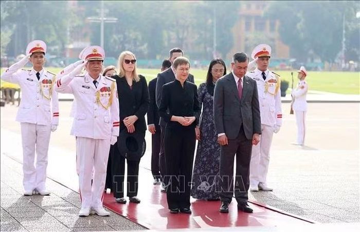 Thủ tướng Công quốc Liechtenstein Brigitte Haas và các đại biểu kính cẩn tưởng niệm Chủ tịch Hồ Chí Minh. Ảnh: An Đăng/TTXVN