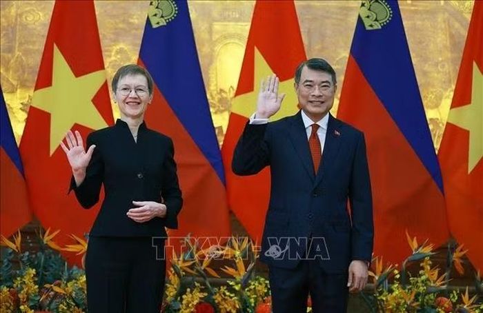 Thủ tướng Lê Minh Hưng và Thủ tướng Công quốc Liechtenstein Brigitte Haas chụp ảnh chung. Ảnh: Dương Giang/TTXVN