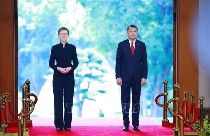 Thủ tướng Lê Minh Hưng và Thủ tướng Liechtenstein Brigitte Haas trên bục danh dự, nghe quân nhạc cử Quốc thiều hai nước. Ảnh: Dương Giang/TTXVN