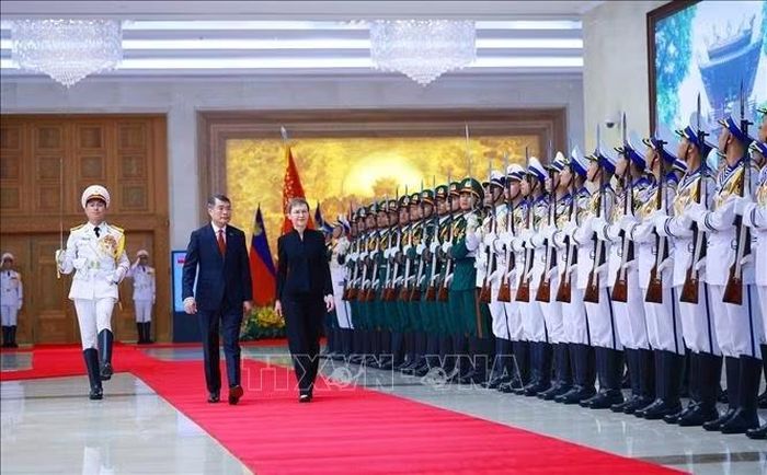 Thủ tướng Lê Minh Hưng và Thủ tướng Liechtenstein Brigitte Haas duyệt Đội danh dự Quân đội nhân dân Việt Nam. Ảnh: Dương Giang/TTXVN