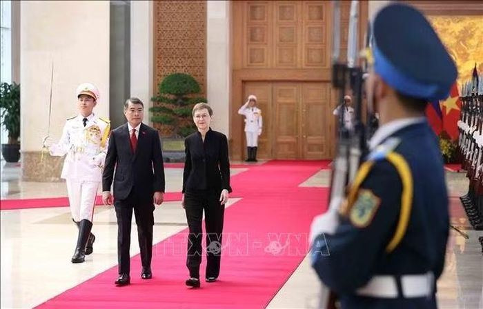 Thủ tướng Lê Minh Hưng và Thủ tướng Liechtenstein Brigitte Haas duyệt Đội danh dự Quân đội nhân dân Việt Nam. Ảnh: An Đăng/TTXVN
