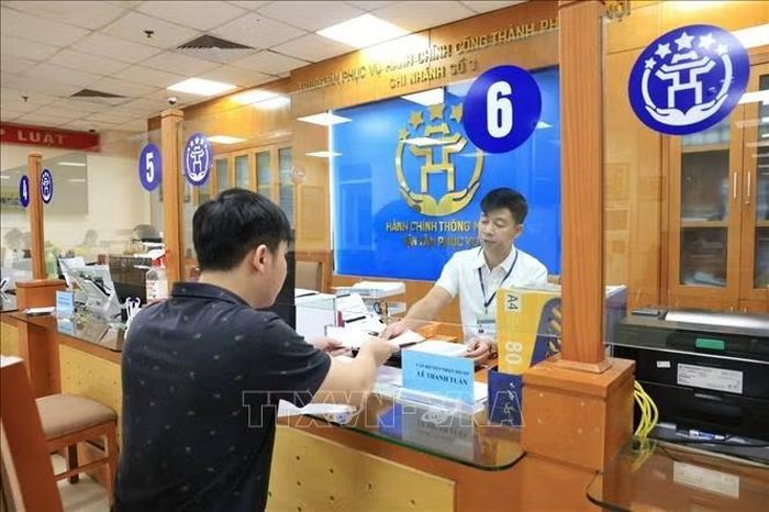 Người dân đến làm thủ tục hành chính tại Trung tâm tâm phục vụ hành chính công phường Hoàn Kiếm, số 126 phố Hàng Trống (Hà Nội). Ảnh tư liệu: Tuấn Anh/TTXVN