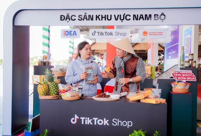 Đồng Tháp hỗ trợ người dân bán hàng truyền thống trên sàn thương mại điện tử.
