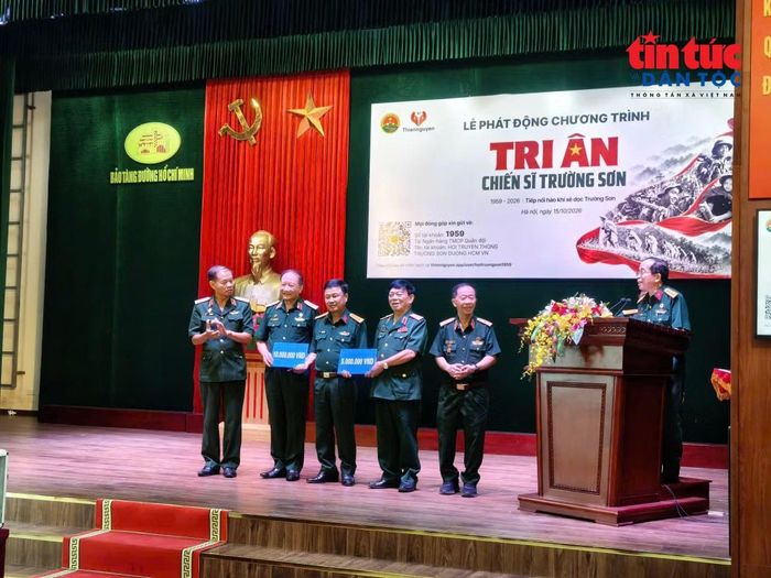 Ủng họ trực tiếp bằng tiền mặt.