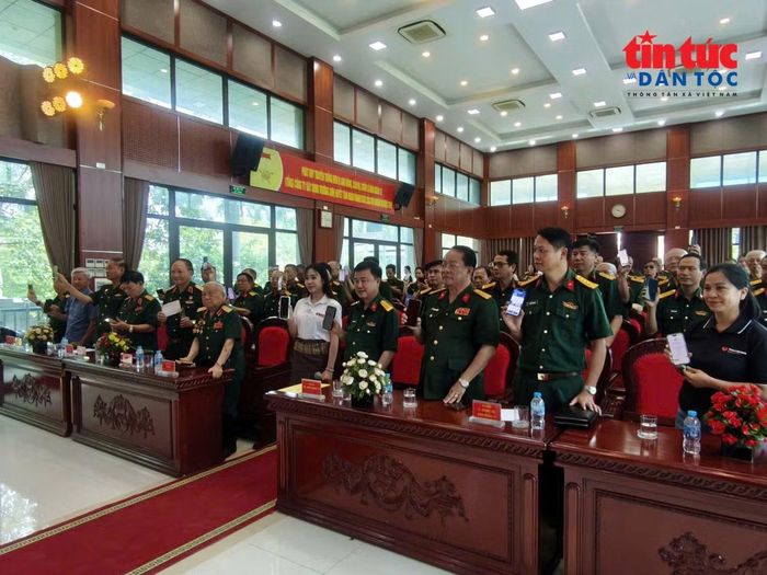 Các đại biểu nhắn tin chuyển khoản ủng hộ chương trình tri ấn chiến sĩ Trường Sơn năm 2026.