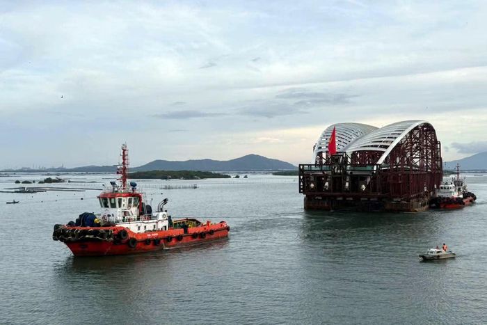 Vận chuyển vòm thép cầu đi bộ qua hành trình đường thủy dài 124 km.
